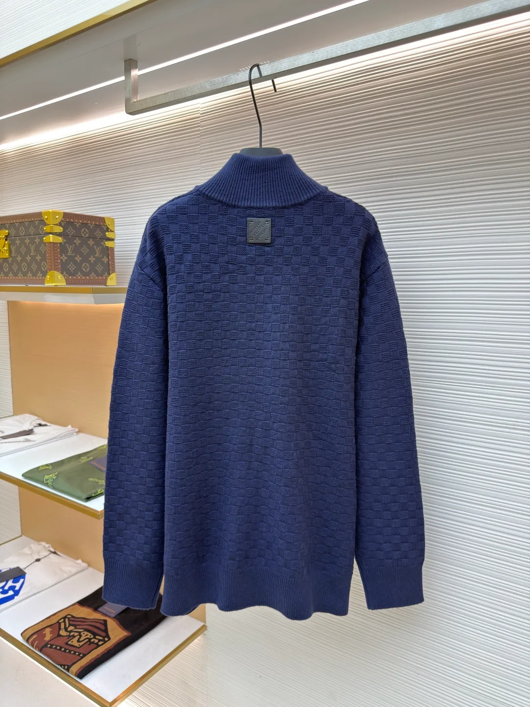LOUIS VUITTON dark pattern mosaic checkerboard knitted pullover ●Original version: purchased and developed by 18756 ●Item number: 1680188-A70 ●Fabric: heavy cotton fabric ●Technology: knitting ●Version: fitted version ●Weight: about 825 grams ●Size: S-M-L-XL ●Description: It is made of the same heavy-weight pure cotton material as the original, with double threads. Each color is dyed in a separate vat. The weaving requires an imported Stoll 16-needle machine. The embroidery uses Behringer embroidery technology, and the details are restored to the same consistency. Customized dyeing without any color difference. The ingenious craftsmanship is perfectly restored, the three standards are complete, and the accessories are customized. The overall wiring is straight and delicate, the fabric is comfortable and soft, and the color is consistent without color difference. It can be matched with the same style to create a fashionable look and control various occasions. Customized accessories, complete with three standards, same style for men and women!